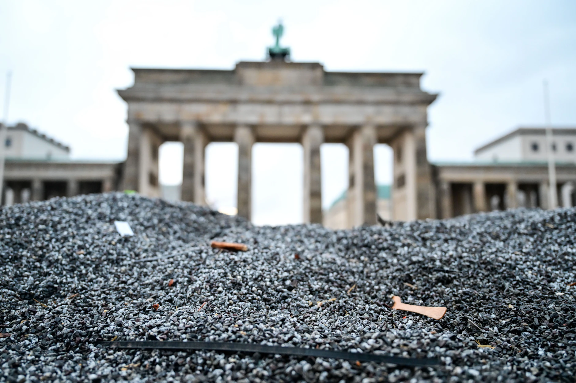 Der Winter war heftig - und noch immer schmückt reichlich Splitt die Straßen Berlins. Doch nun die krasse Wetter-Wende: Kälte und Schnee kommen nochmal zurück!