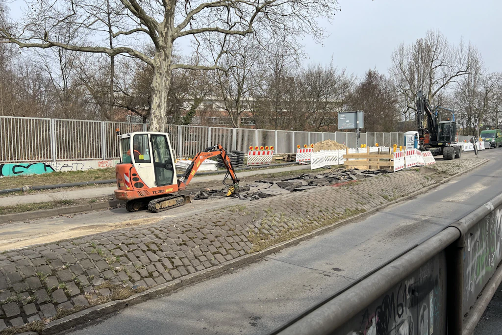Der Asphalt auf der Schlichtallee wird aufgerissen. Auf Höhe der Hausnummer 15 kam es zu einem Rohrschaden.