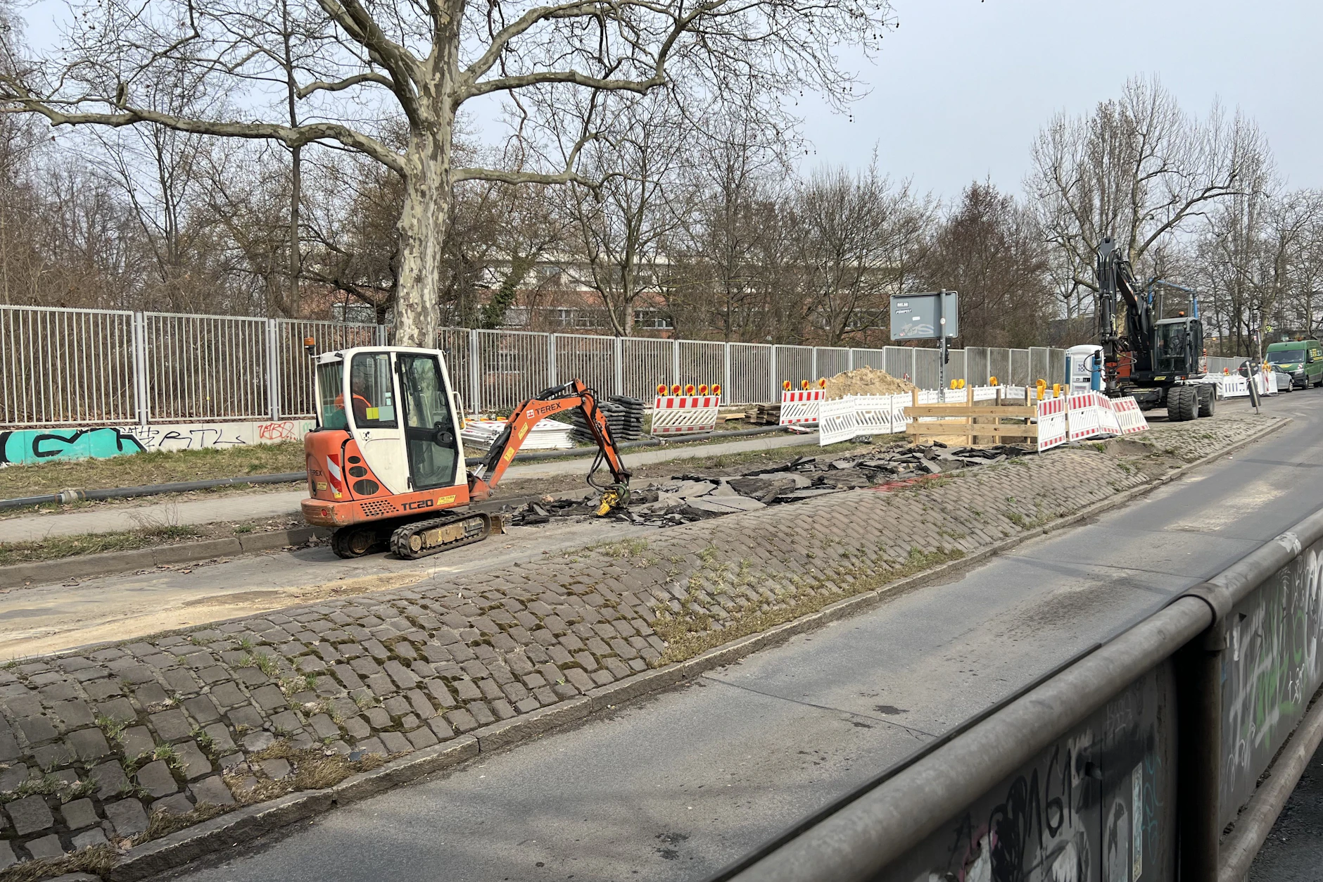 Der Asphalt auf der Schlichtallee wird aufgerissen. Auf Höhe der Hausnummer 15 kam es zu einem Rohrschaden.