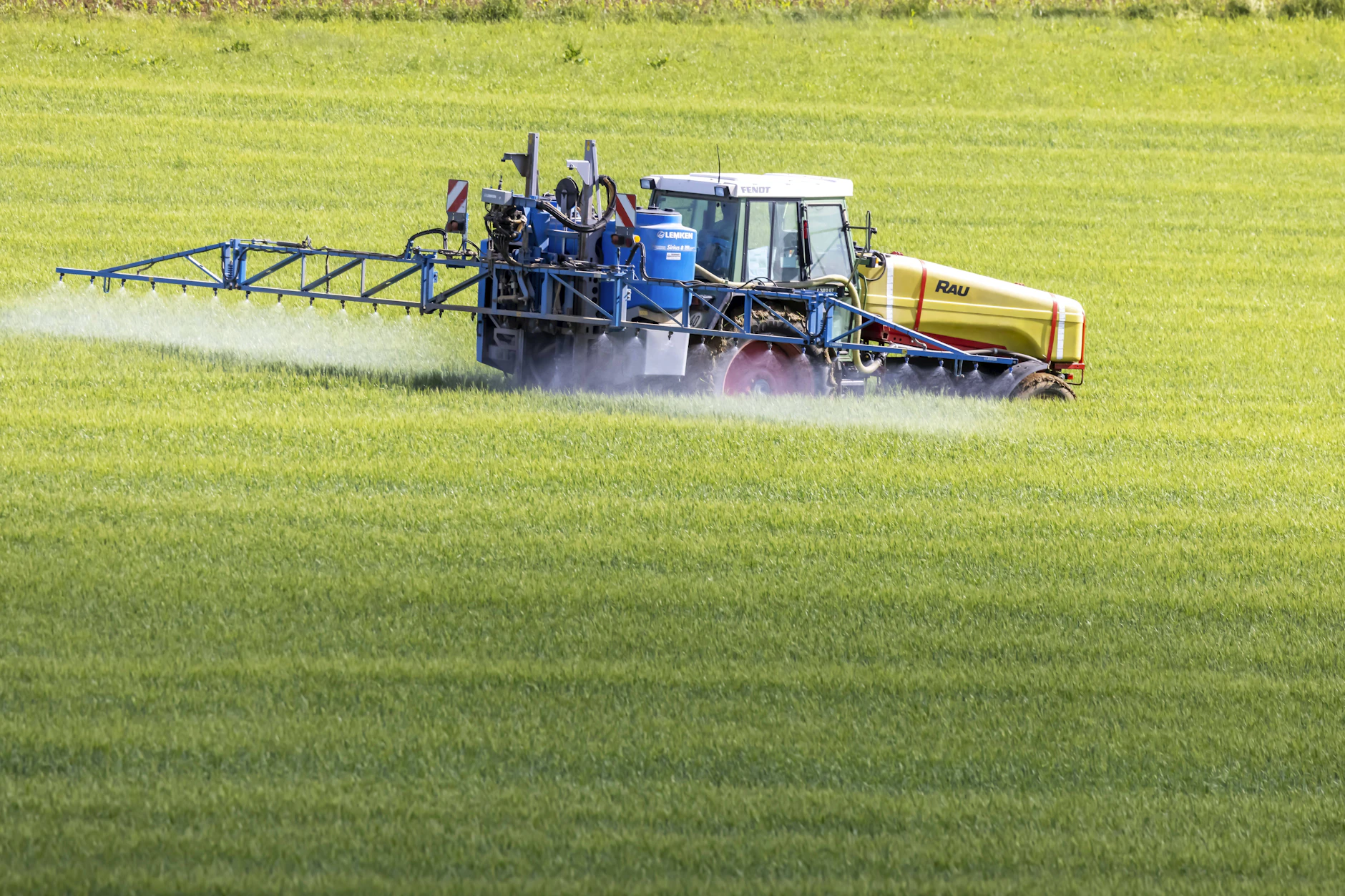 Dünger wird teuer. Grundstoffe für Stickstoffdünger können nicht die Straße von Hormus passieren, weil der Iran die Schiffe blockiert.