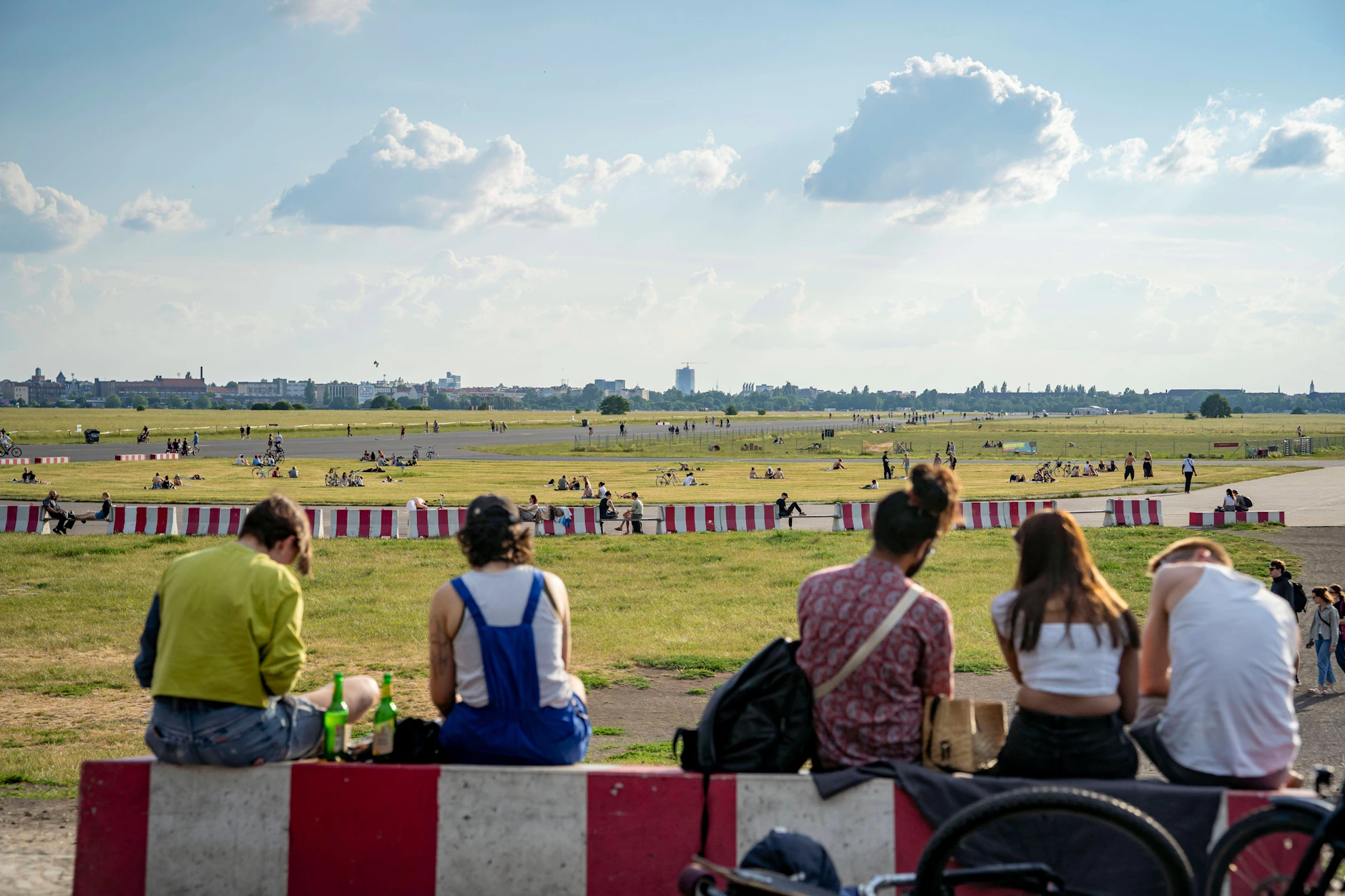 Fans des Tempelhofer Feldes lieben es, auf der ehemaligen Landebahn des Flughafens zu verweilen.