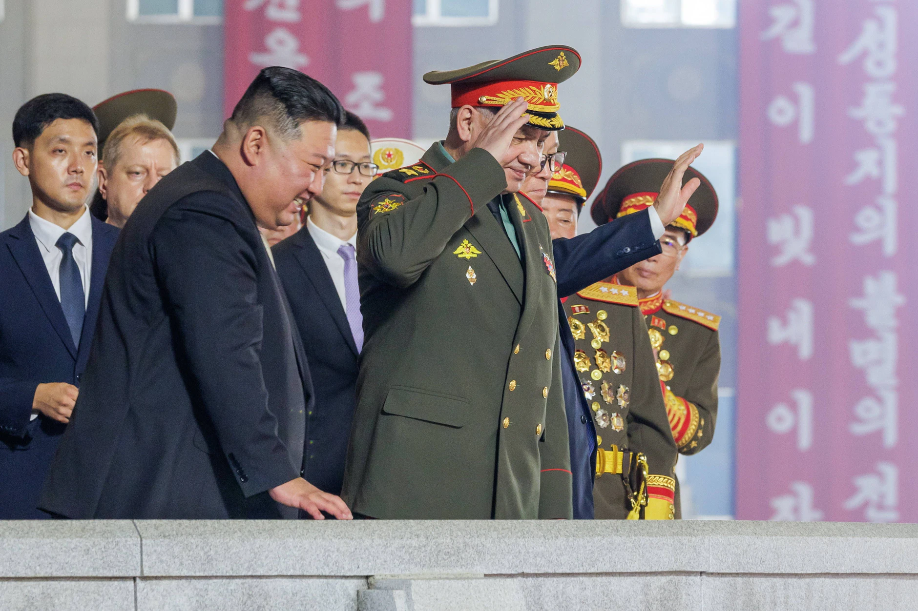 Kim Jong-un (l.) verfolgt in Pjöngjang eine Militärparade.