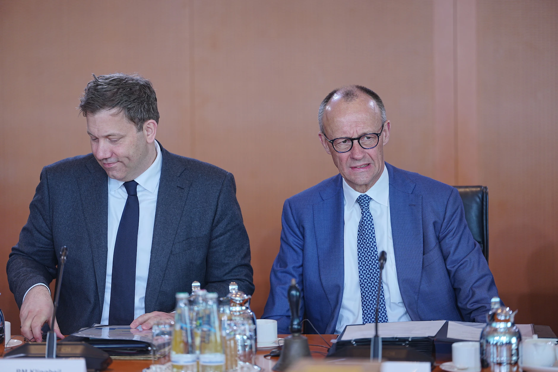 Bundeskanzler Friedrich Merz (CDU) und Finanzminister Lars Klingbeil (SPD) könnten eine Erhöhung der Mehrwertsteuer planen.