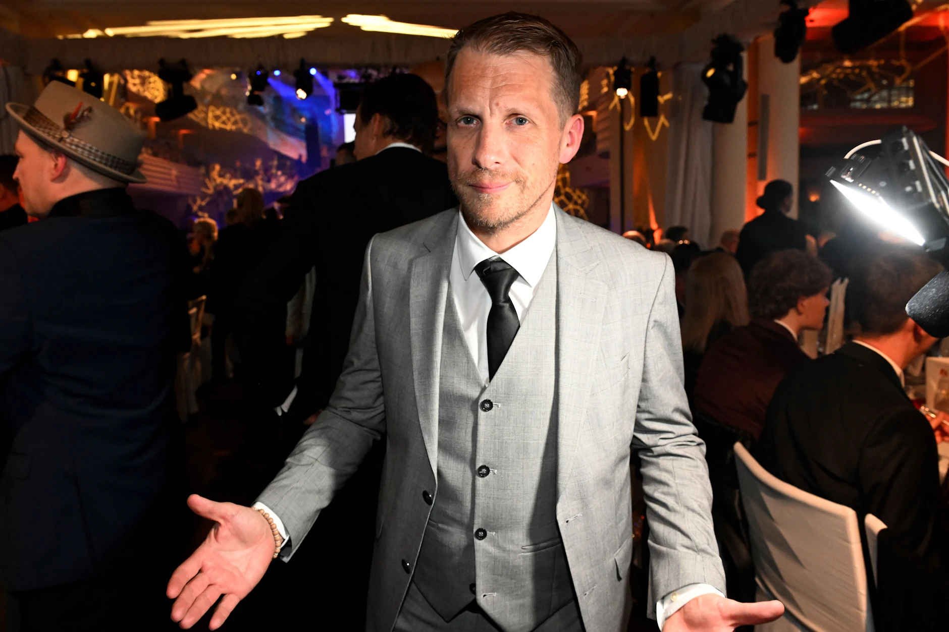 Oliver Pocher weist darauf hin, dass von Christian Ulmen noch keine klare Einordnung oder Stellungnahme vorliegt.