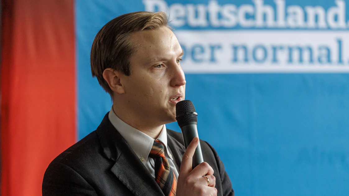 AfD-Bundesvorstand: Jungpolitiker Dorow muss Parteiämter abgeben, darf aber Mitglied bleiben