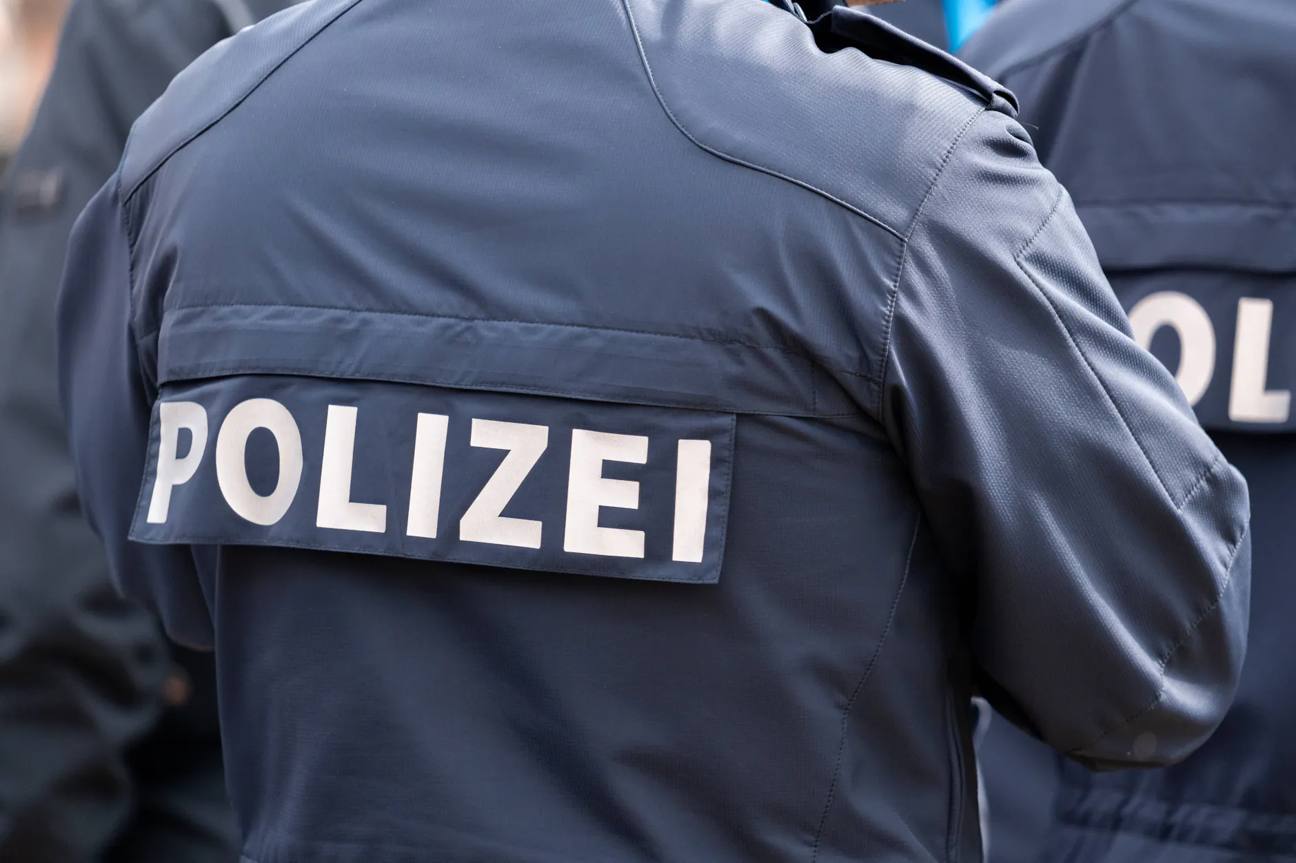 Die Feuerwehr und Polizei haben in einer Kleingartenanlage in Neukölln einen toten Mann gefunden.