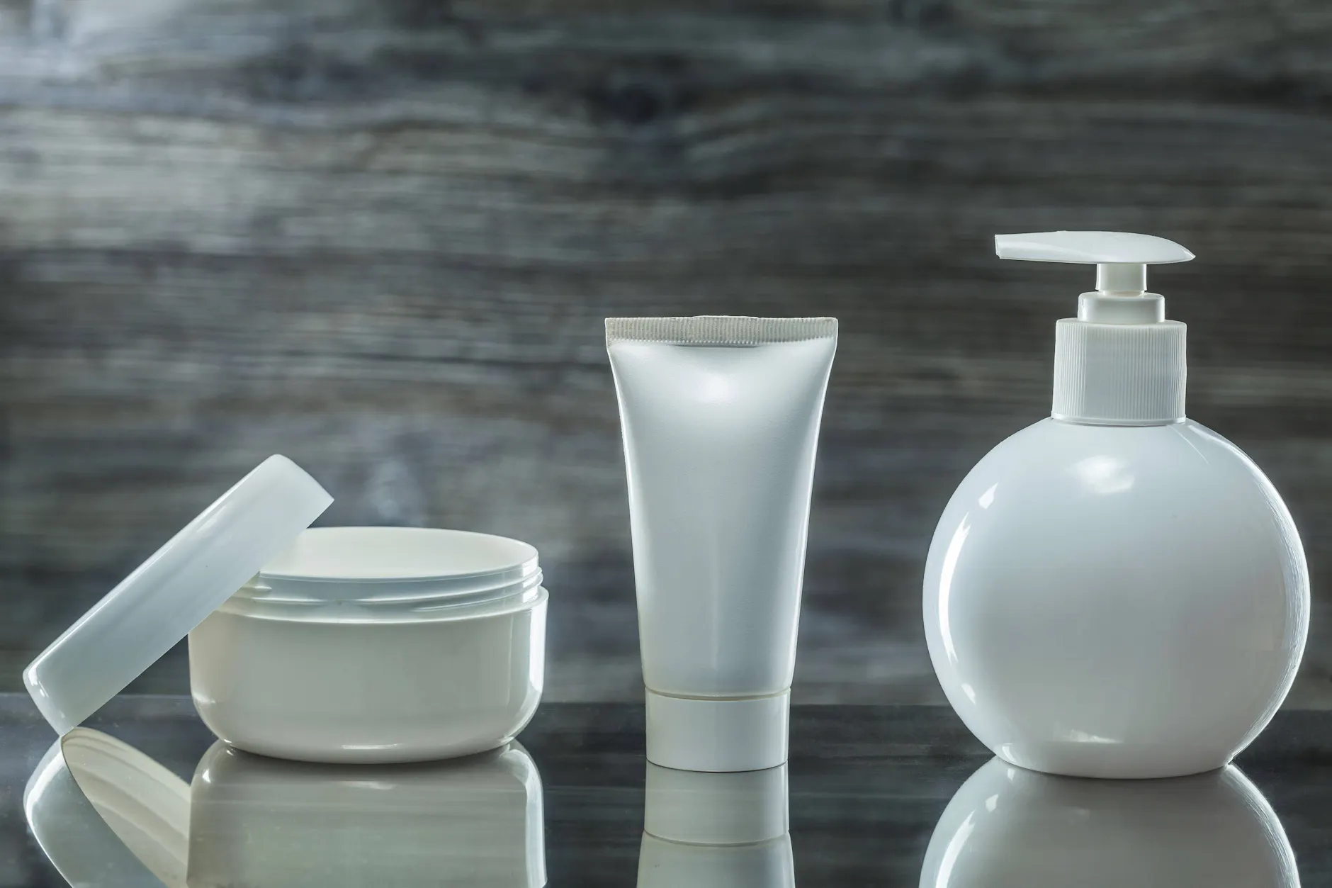 Die Entwicklung von Pflegeprodukten erfolgt „selten unabhängig von den Großkonzernen der Kosmetikindustrie“, heißt es von Experten.