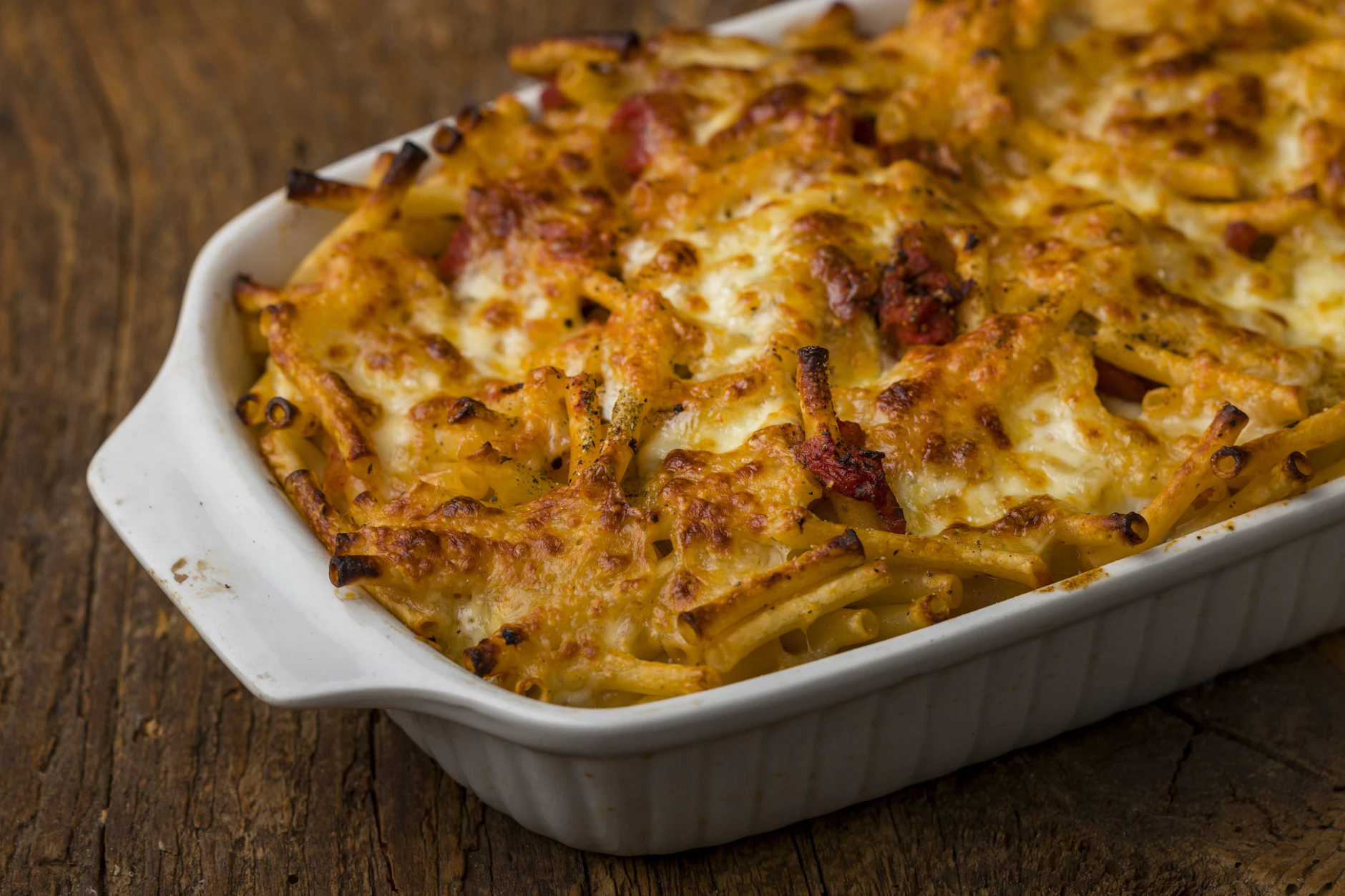 Mit reichlich Käse wird der Makkaroni-Auflauf überbacken, bis alles die gewünschte Bräune erhalten hat.