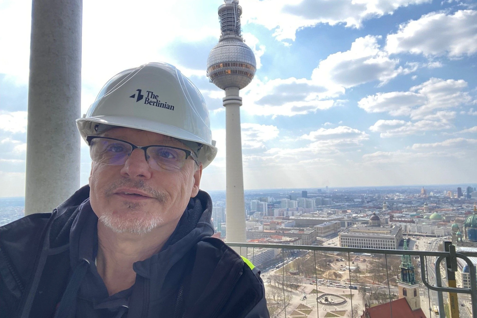 KURIER-Reporter Norbert Koch-Klaucke auf der höchsten Alex-Baustelle: In der 34. Etage (etwa 140 Meter hoch) ist der Berliner Fernsehturm zum Greifen nah.