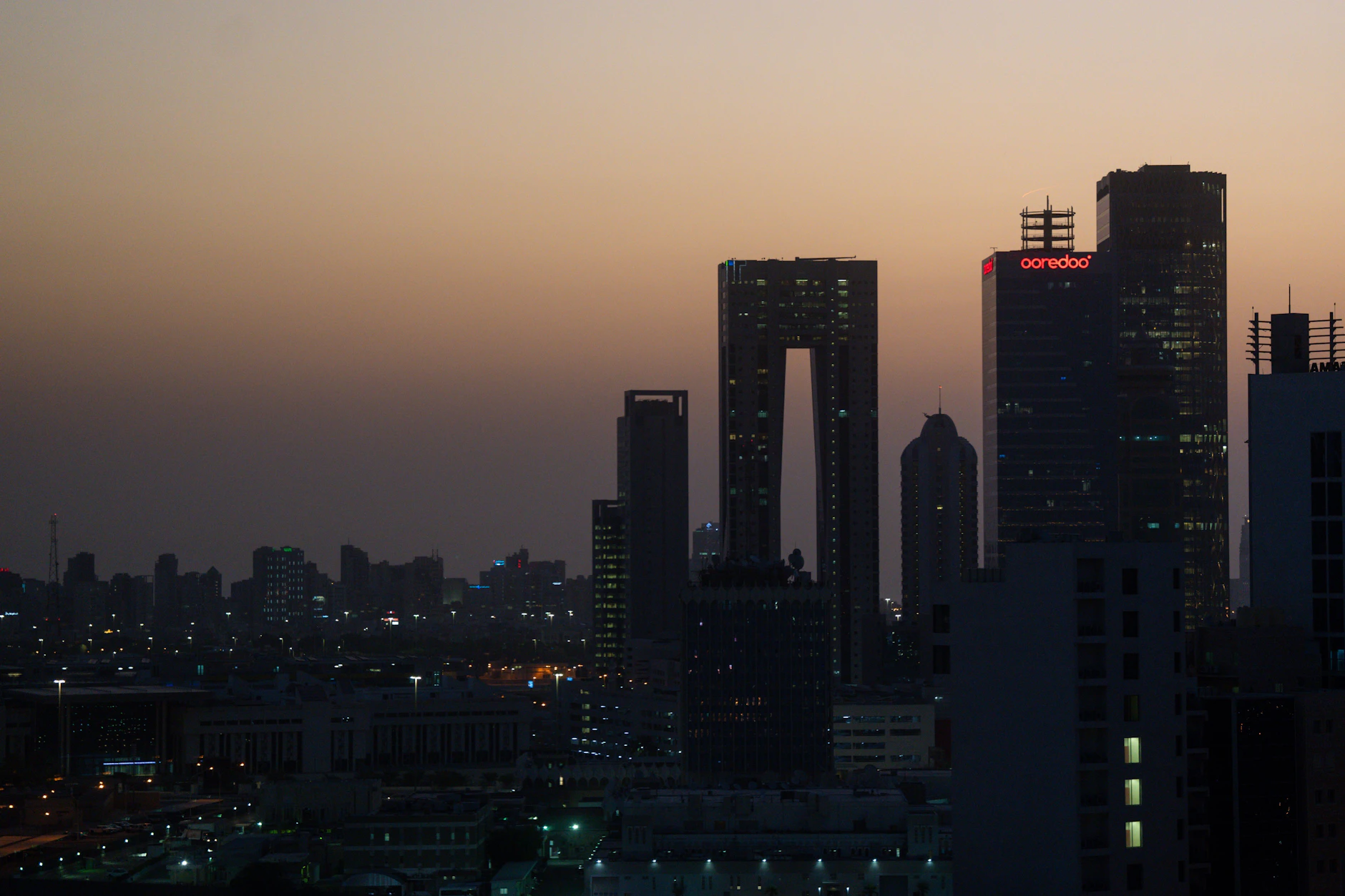 Kuwait-Stadt im Morgenlicht: Im Golfstaat wächst nach dem Drohnenangriff auf ein Treibstofflager am internationalen Flughafen die Sorge vor weiterer Eskalation.