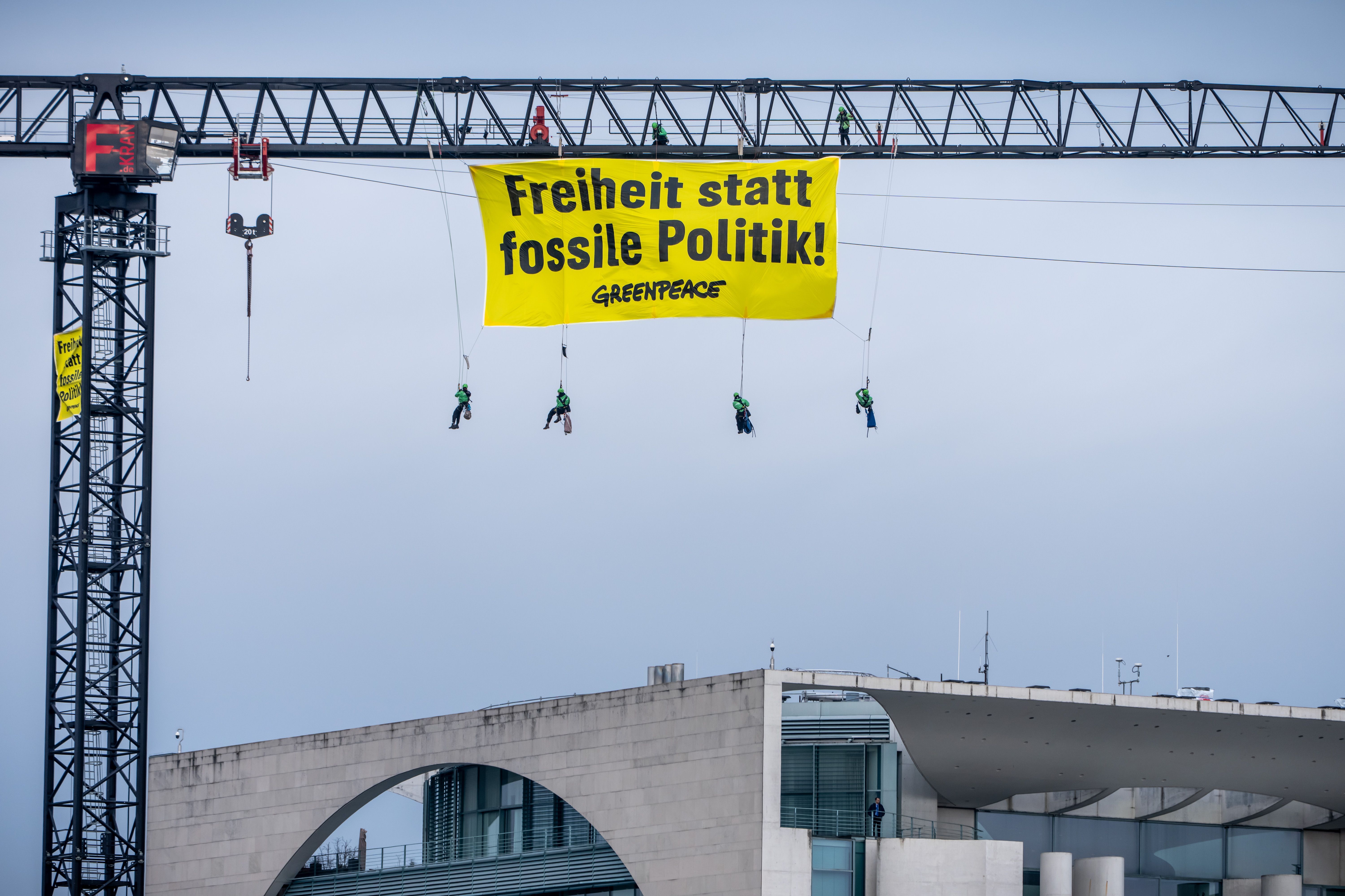 Greenpeace-Aktivisten hängen Banner an Baukran am Kanzleramt: „Freiheit statt fossile Politik!“
