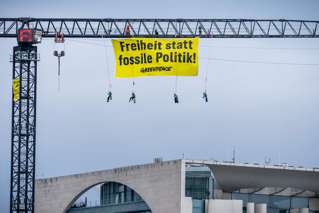 „Freiheit statt fossile Politik!“: Greenpeace-Aktivisten hängen Banner an Baukran am Kanzleramt