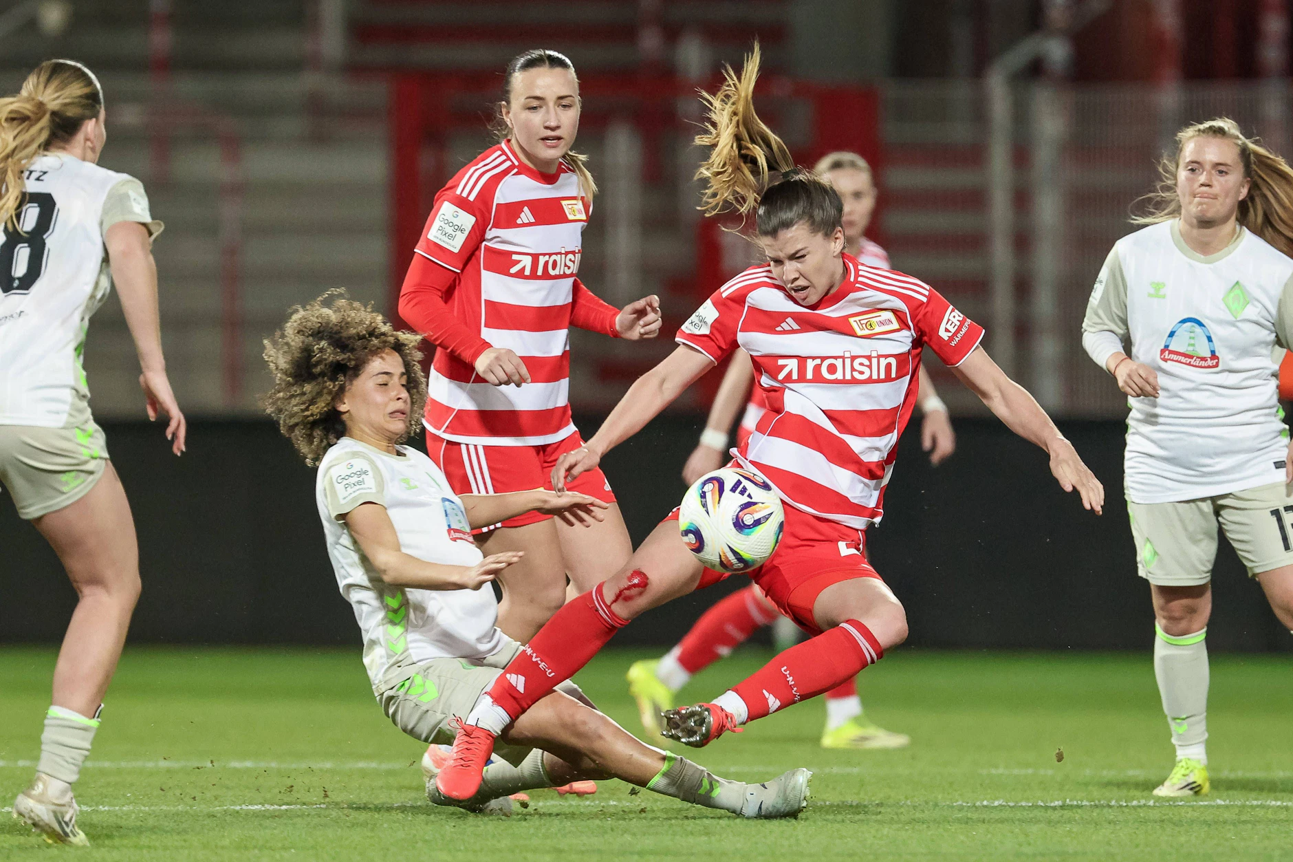 Bremens Amira Arfaoui foult gegen Union Berlin Nele Bauereisen und sieht – genau wie Andras Schäfer vor ein paar Wochen für ein vergleichbares Foul an fast identischer Stelle – die Rote Karte.