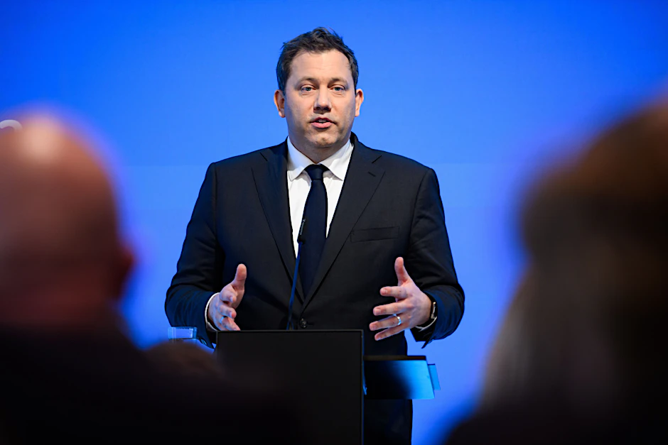 Vizekanzler und Bundesfinanzminister Lars Klingbeil (SPD) spricht bei der Veranstaltung „Wie modernisieren wir Deutschland?“ der Bertelsmann-Stiftung.