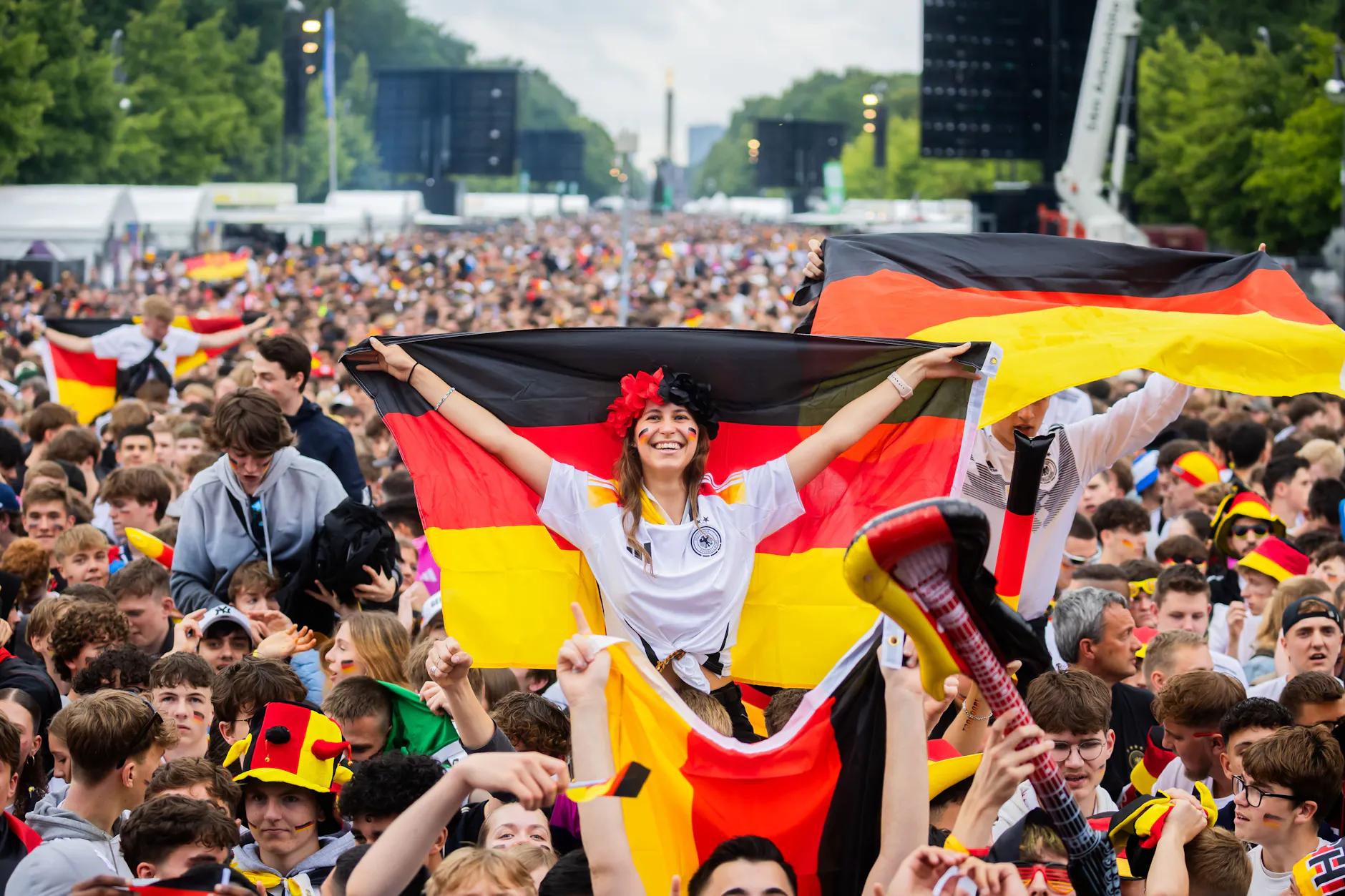 Deutschland-Fans jubeln 2024 während der EM beim Public Viewing in der Fanzone am Brandenburger Tor.