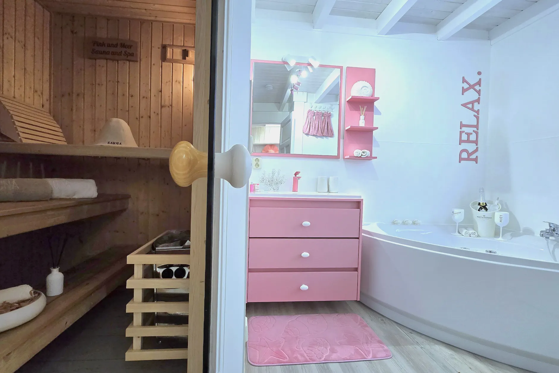 Sogar im Badezimmer des Hauses auf der Insel Rügen geht es pink zu. Hier würde sich Barbie ganz sicher wie zu Hause fühlen!