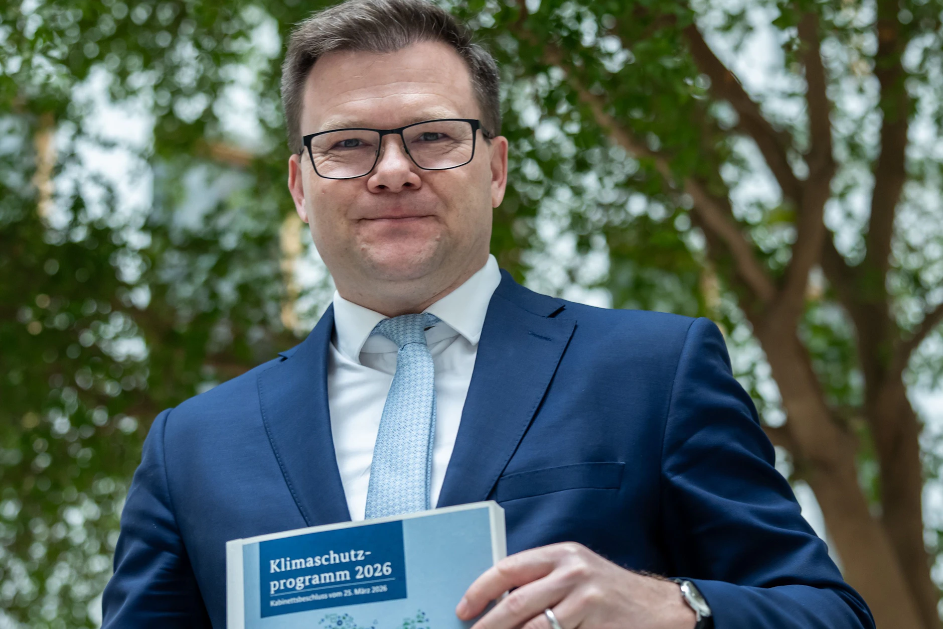 Bundesumweltminister Carsten Schneider (SPD) präsentiert sein neues Klimaschutzprogramm: Eine Klagewelle rollt auf ihn zu.