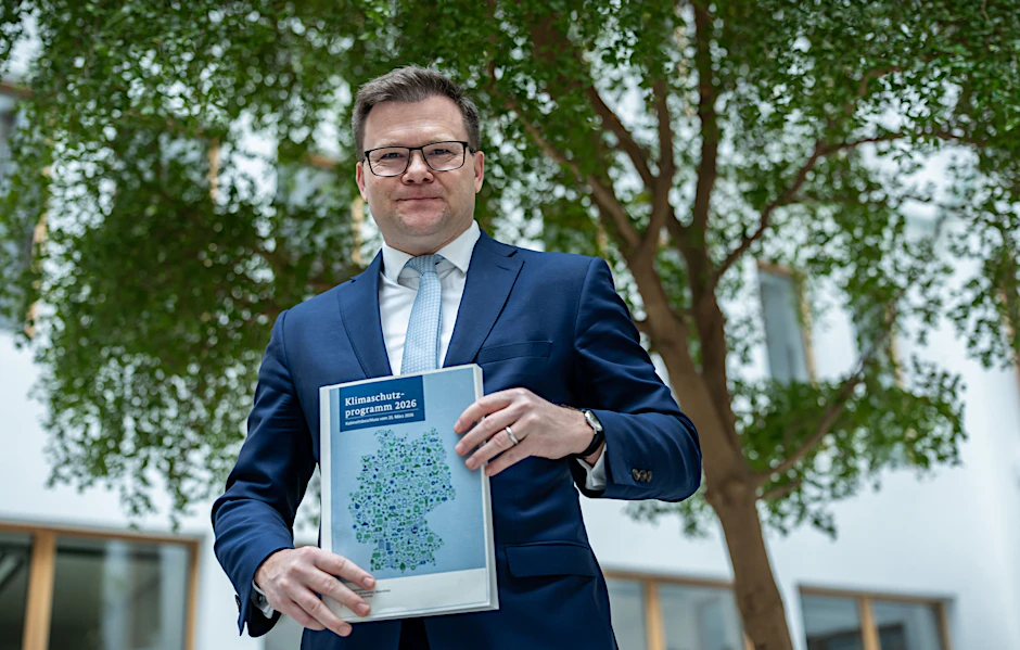 Bundesumweltminister Carsten Schneider (SPD) präsentiert sein neues Klimaschutzprogramm: Eine Klagewelle rollt auf ihn zu.