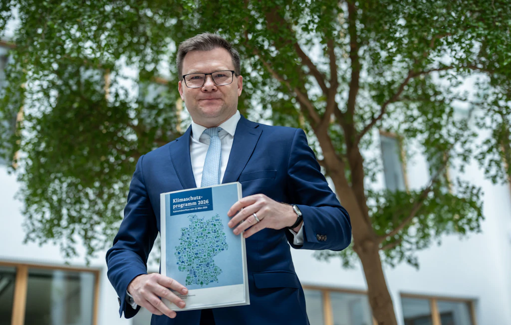 Bundesumweltminister Carsten Schneider (SPD) präsentiert sein neues Klimaschutzprogramm: Eine Klagewelle rollt auf ihn zu.