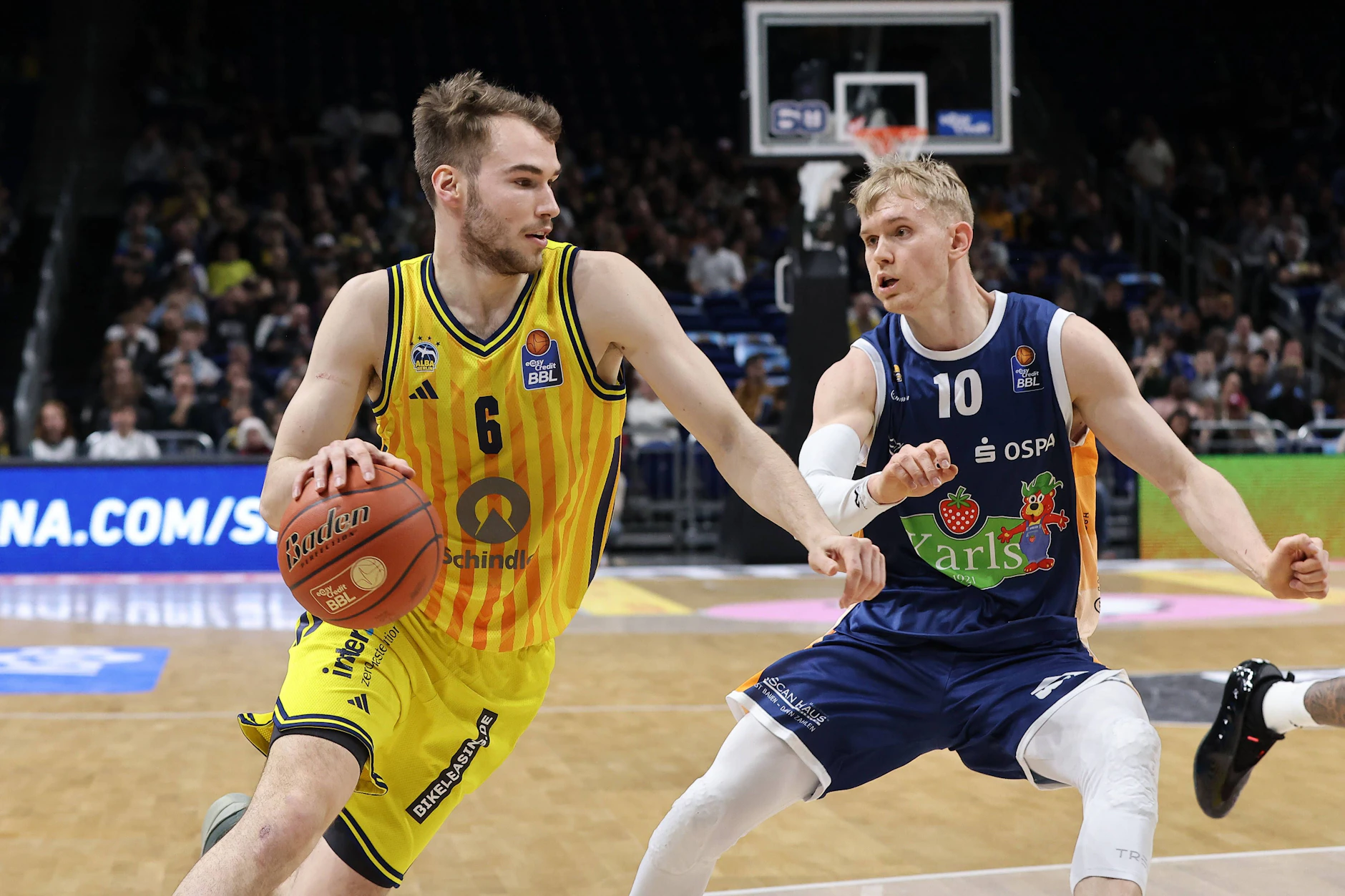 Alba Berlin, hier mit Spieler Malte Delow (li.), plant den Bau einer neuen Halle für 15.000 Zuschauer in Adlershof. 