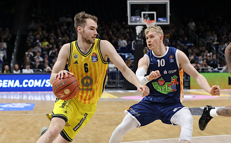 Alba Berlin, hier mit Spieler Malte Delow (l.), plant den Bau einer neuen Halle für 15.000 Zuschauer in Adlershof.