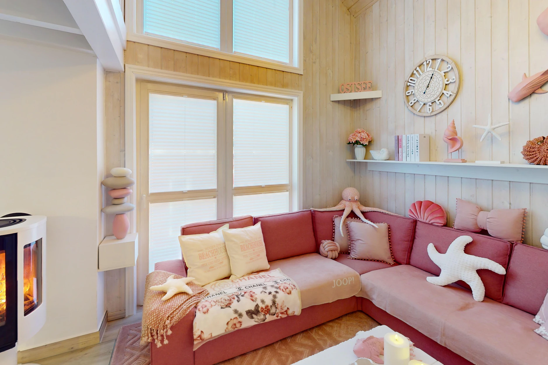 Im Barbie-Haus können die Mieter gemütliche Stunden verbringen – sogar am knisternden Kamin.