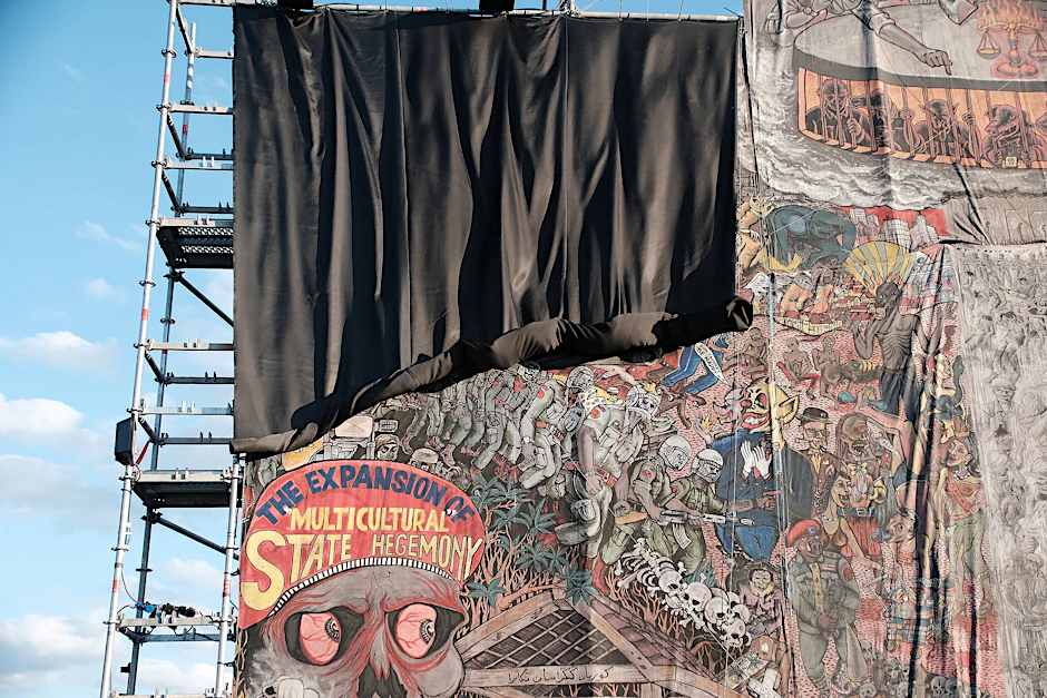 Juni 2022: Nach Kritik wird das Großbanner „People’s Justice“ von Taring Padi verhüllt.