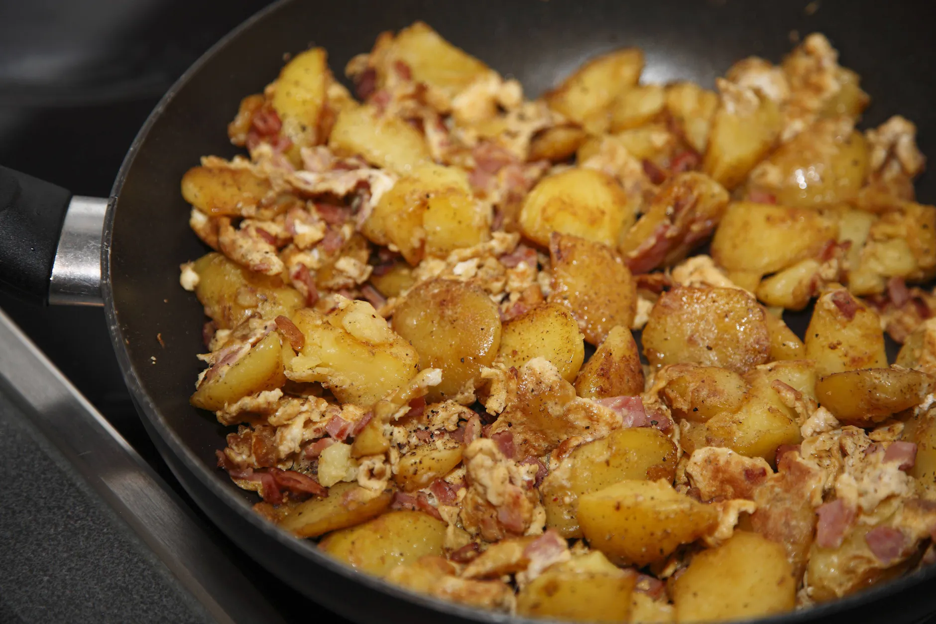 Bauernfrühstück ist auch ein geniales Resteessen, wenn Sie beispielsweise Kartoffeln übrig haben. Das Rezept kann aber auch beliebig variiert werden.