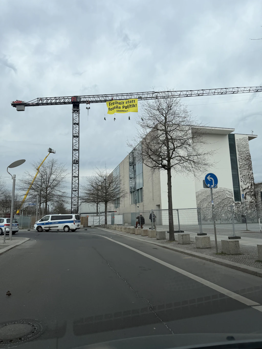 Greenpeace-Aktivisten hängen an Baukran am Kanzleramt Greenpeace-Aktivisten hängen an Baukran am Kanzleramt