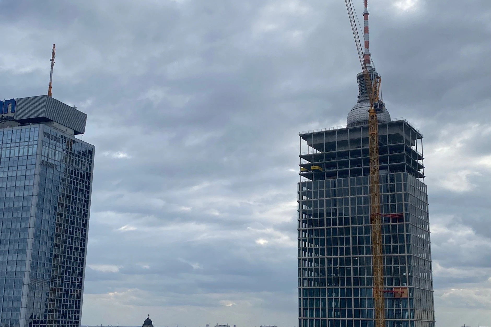 Der Wolkenkratzer am Alex-Warenhaus hat den Berliner Fernsehturm fast komplett geschluckt. Es bleibt nur noch die Spitze.
