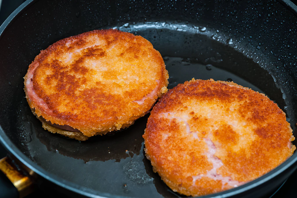 Jägerschnitzel ist ein klassisches Gericht der DDR-Küche. Doch die panierten Jagdwurstscheiben werden eigentlich in der Pfanne zubereitet. Aber: Es geht auch im Airfryer!