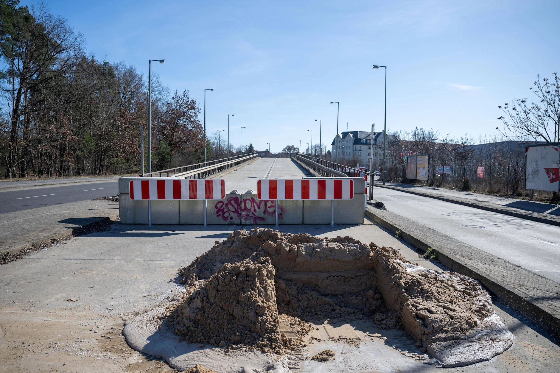 Überreste der im Mai und Juni 2025 abgerissenen Brücke an der Wuhlheide in Berlin-Schöneweide. Sie wird neu gebaut.