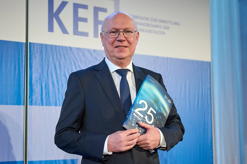Martin Detzel, Vorsitzender der Kommission zur Ermittlung des Finanzbedarfs der Rundfunkanstalten, empfiehlt einen höheren Rundfunkbeitrag ab 1. Januar 2027.