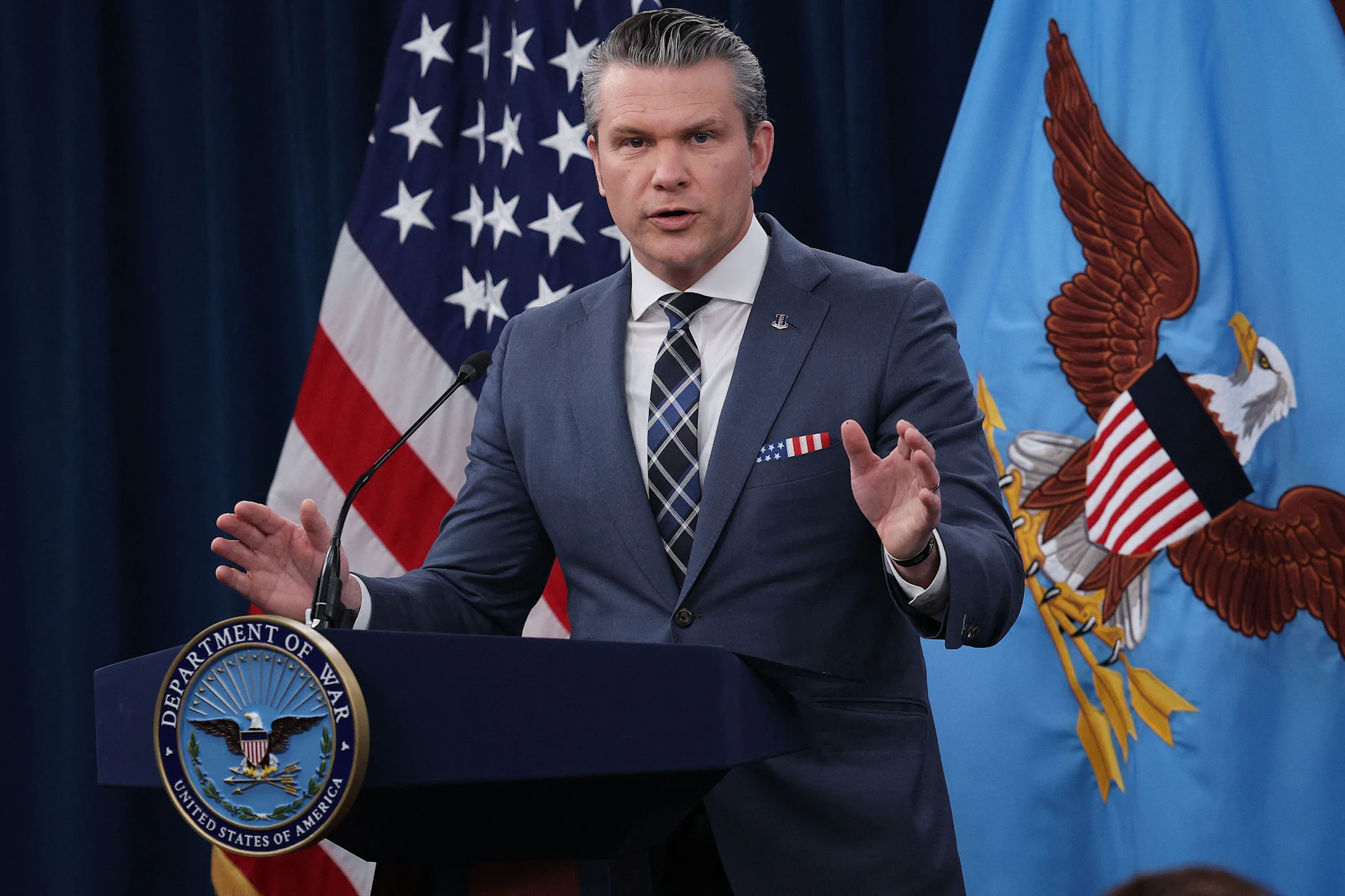 Das US-Verteidigungsministerium unter Pete Hegseth will die Waffenproduktion ausweiten.