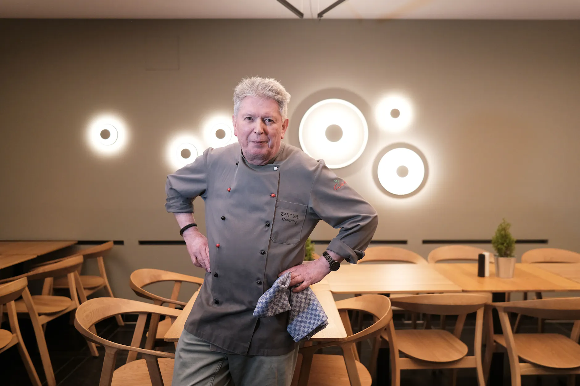 Roland Albrecht im Lokal Kantine in der Magazinstraße in Mitte, wo er heute arbeitet