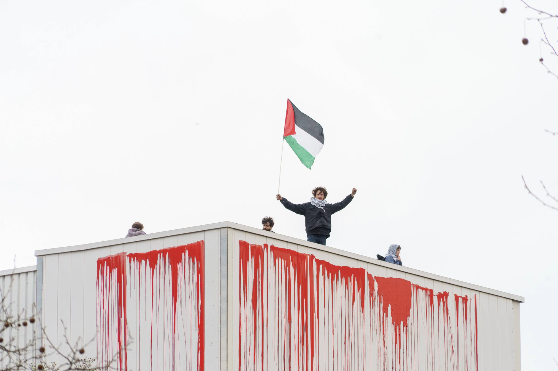 Aktivisten von „Friedlich gegen Völkermord“ protestieren vor dem Berliner Firmensitz von Rheinmetall.