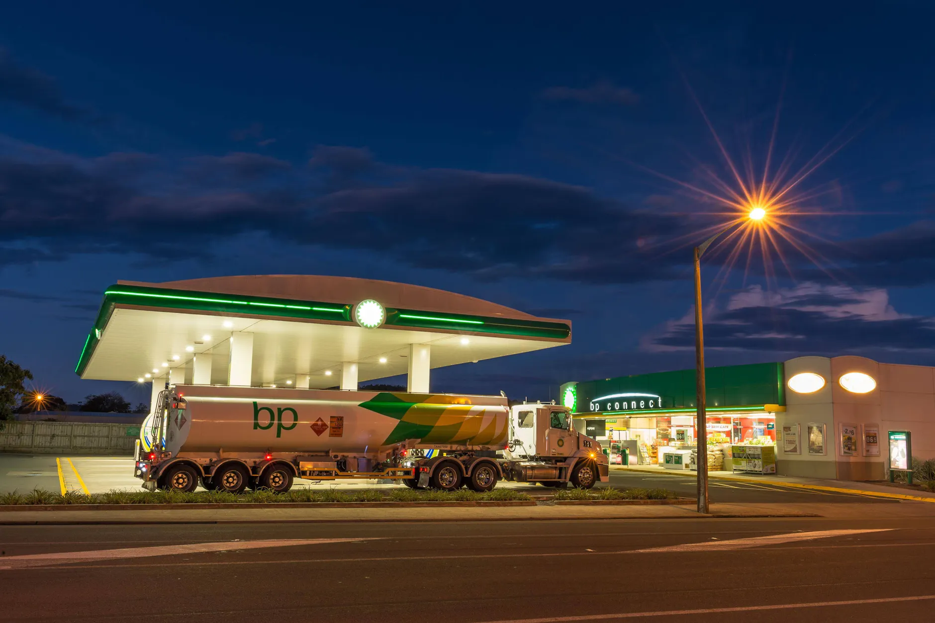 Tankwagen an einer Tankstelle in Neuseeland. Der jüngste Preisschub bei Energie trifft viele Haushalte hart.