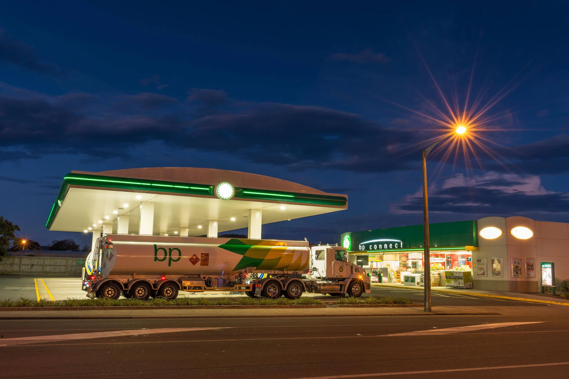 Tankwagen an einer Tankstelle in Neuseeland. Der jüngste Preisschub bei Energie trifft viele Haushalte hart.