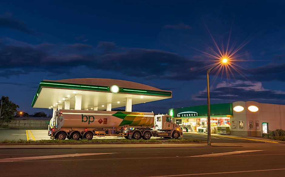 Tankwagen an einer Tankstelle in Neuseeland. Der jüngste Preisschub bei Energie trifft viele Haushalte hart.