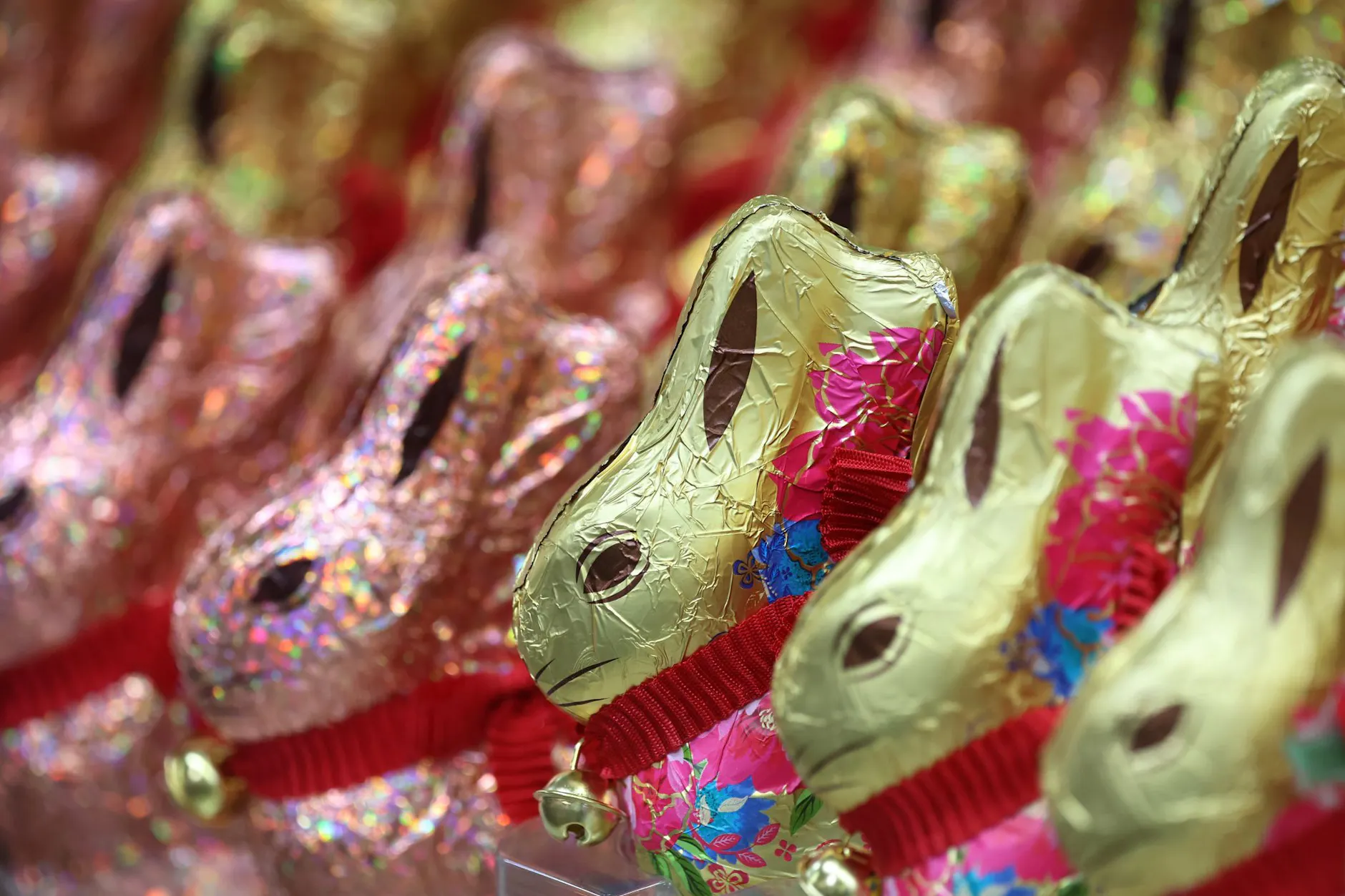 Owohl die Kakaopreise sinken, werden Schoko-Osterhasen immer teurer.