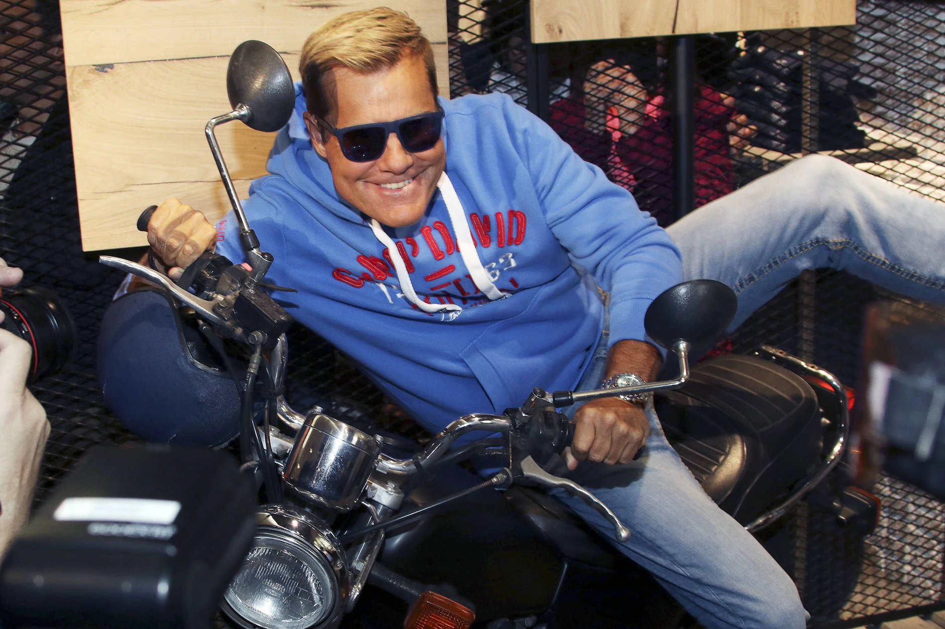 Dieter Bohlen bei einer Store-Eröffnung in Oldenburg im Jahr 2016. Nicht fehlen darf natürlich: ein Kapuzenpullover von Camp David.