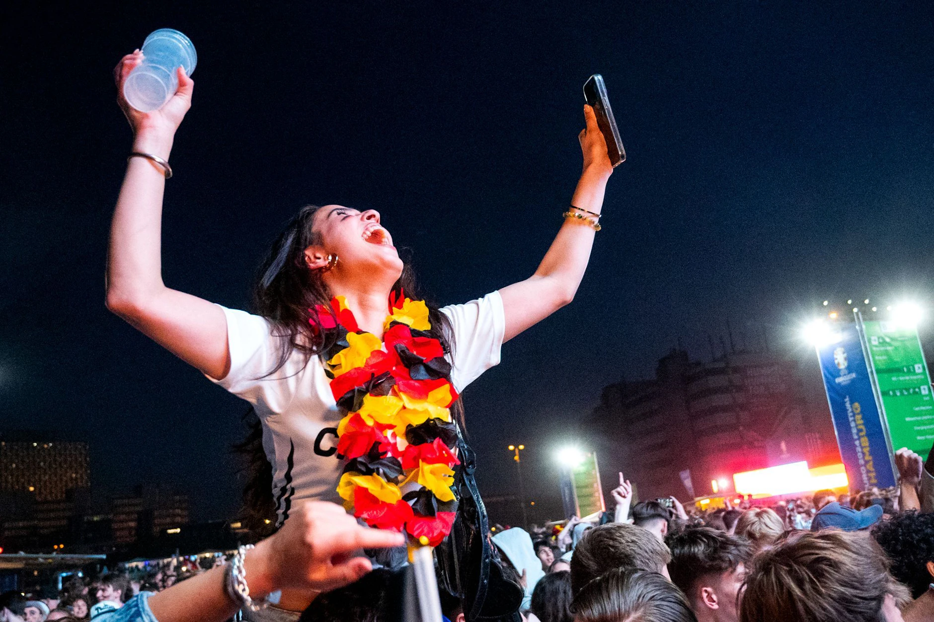 Die Bundesregierung hat Regeln für das Public Viewing bei der Fußballweltmeisterschaft beschlossen.
