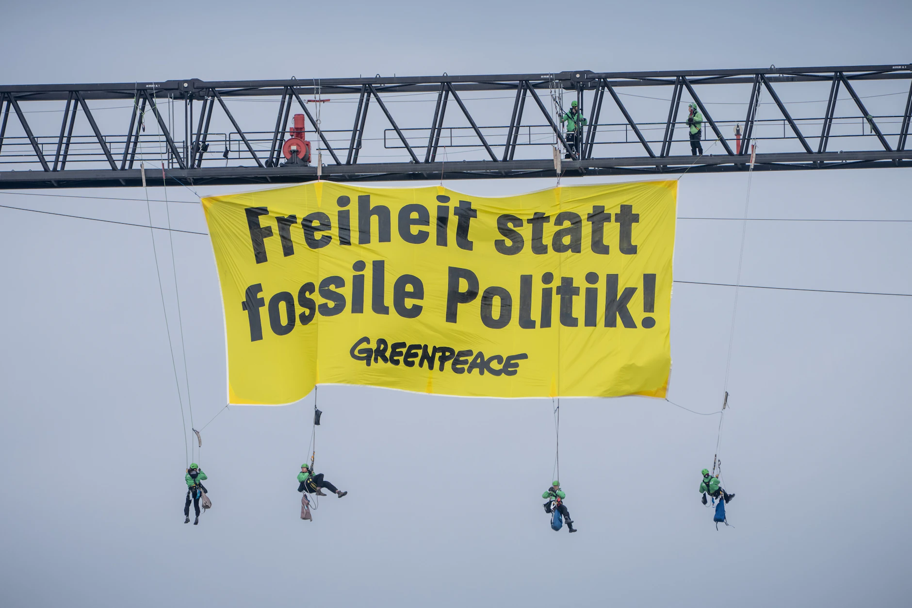 Greenpeace-Protest am Kanzleramt: Aktivisten klettern auf Baukran