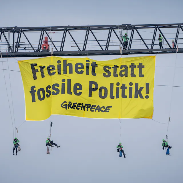 Greenpeace-Protest am Kanzleramt: Aktivisten klettern auf Baukran