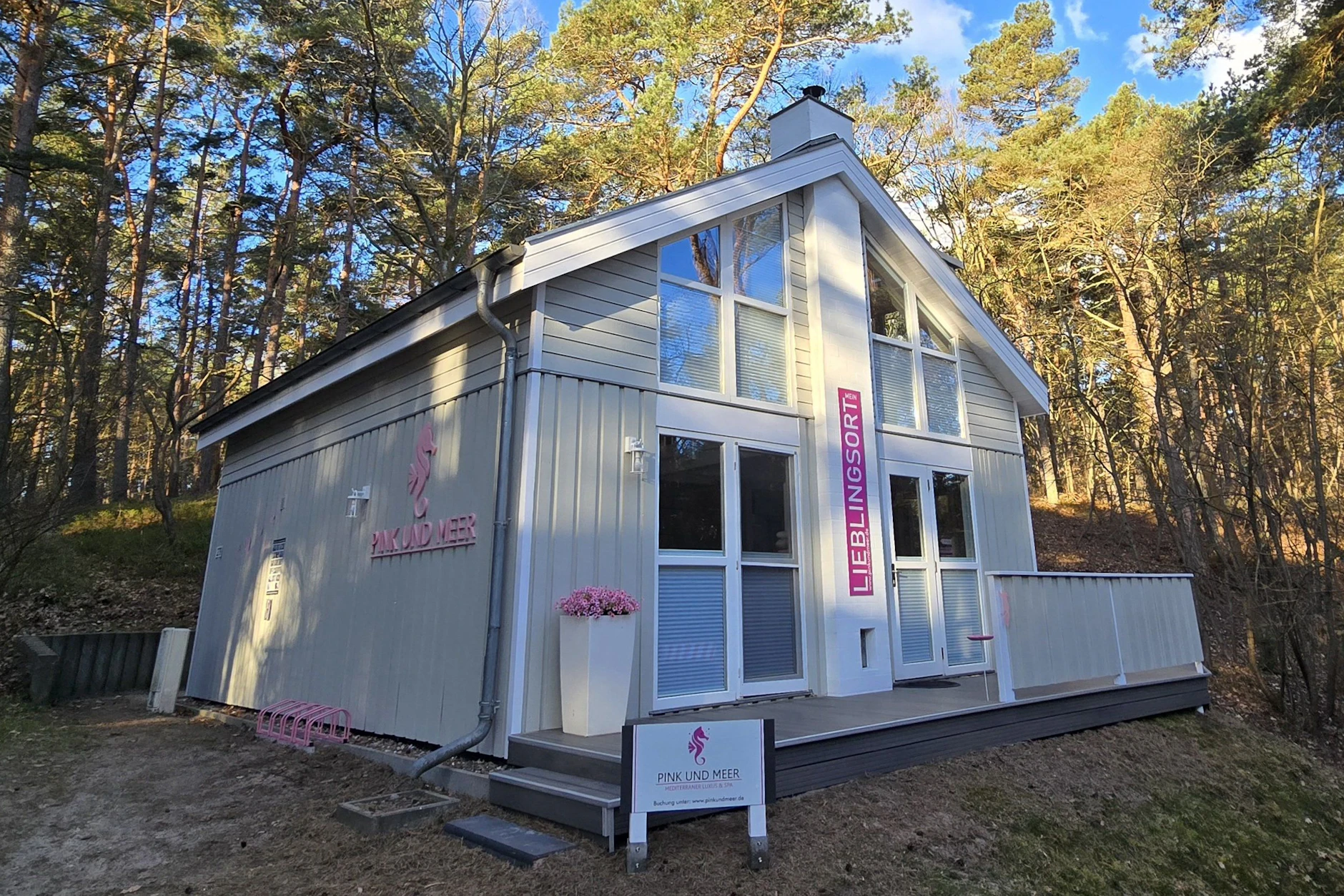 Von außen sieht das Haus unscheinbar aus, doch im Inneren versteckt sich eine traumhafte Welt für Barbie-Fans!