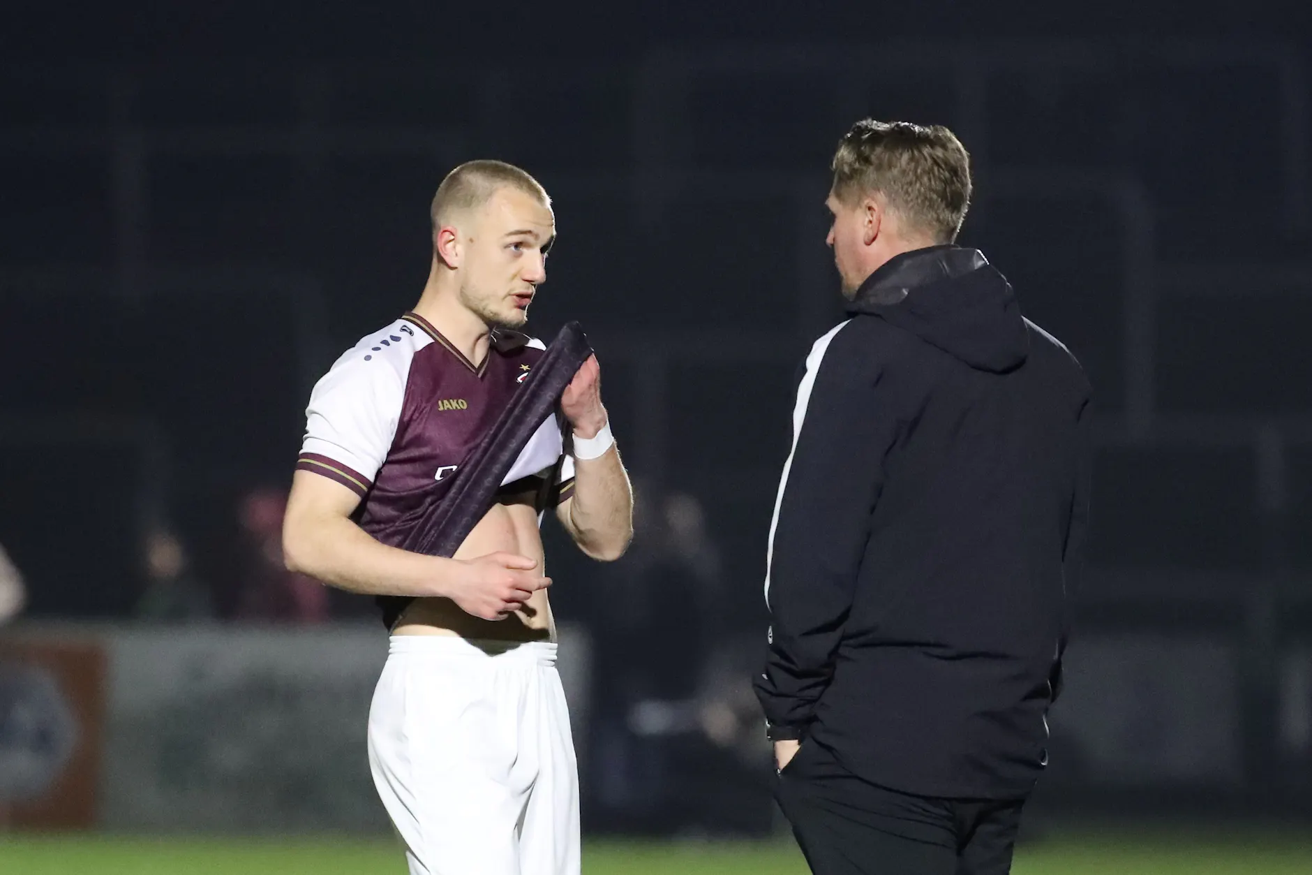 Kommunikation auf kurzem Weg. Willi Reincke (l.) und Trainer Sven Körner besprechen sich.