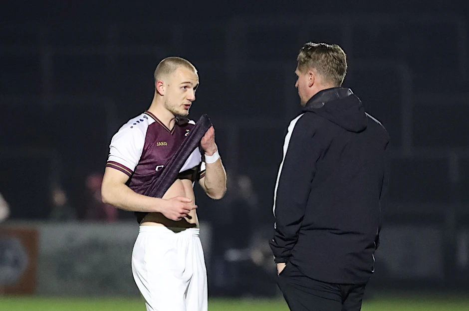 Kommunikation auf kurzem Weg. Willi Reincke (l.) und Trainer Sven Körner besprechen sich.