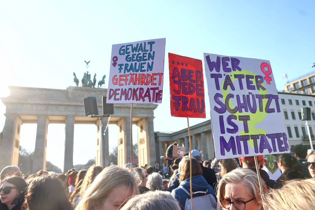 Demonstration gegen sexualisierte Gewalt für Collien Fernandes ohne Collien Fernandes. Die Schauspielerin nahm nicht teil.