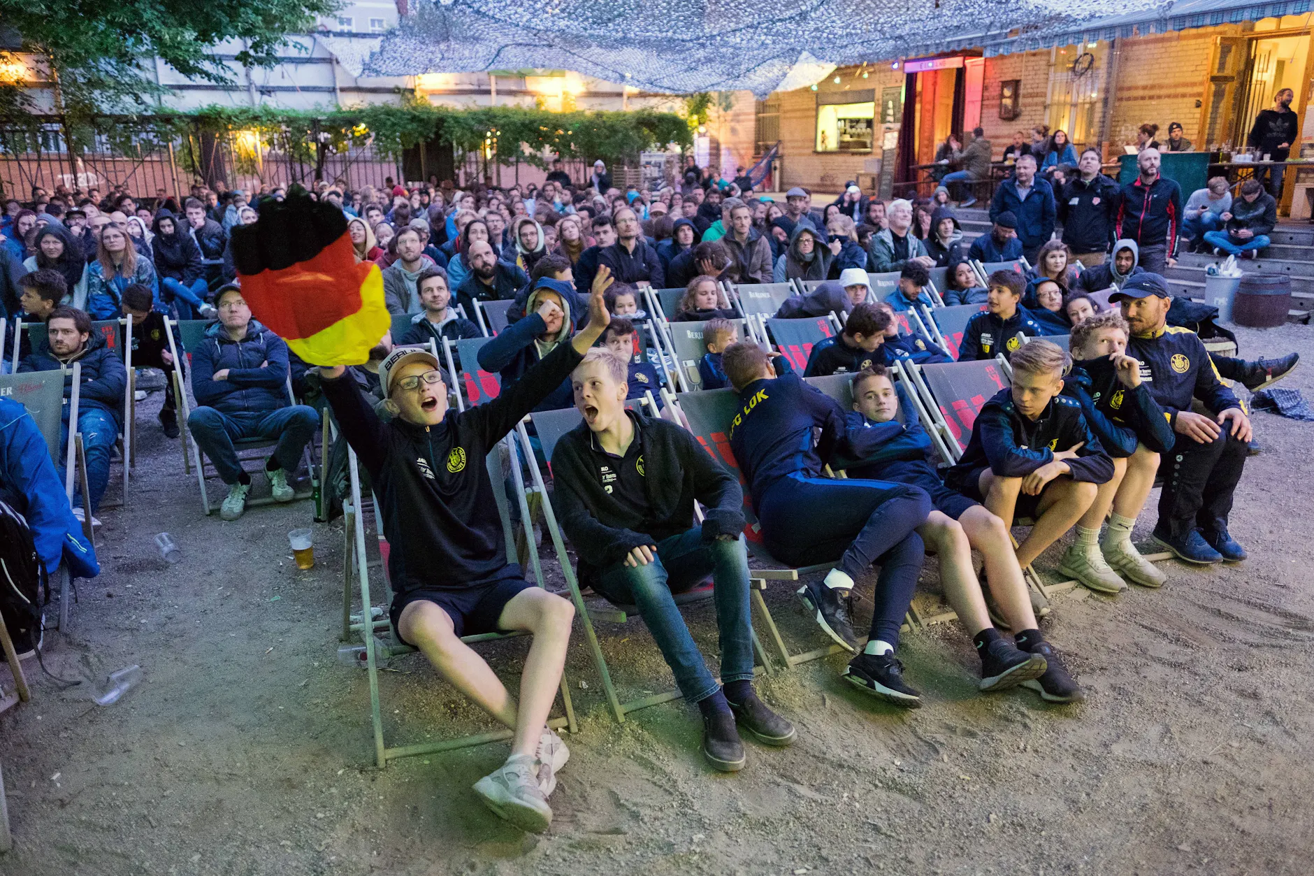 Viele Fußballfans lieben es, mit anderen Menschen gemeinsam EM- oder WM-Spiele zu verfolgen.