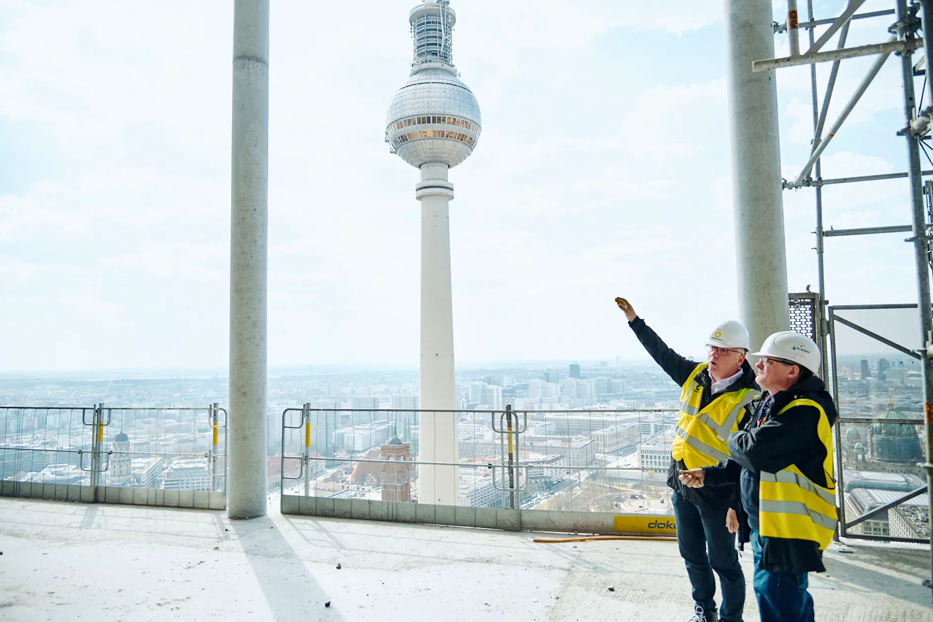 KURIER-Reporter Norbert Koch-Klaucke mit Projektleiter Hans-Jürgen Bendel auf der Baustelle des Alex-Wolkenkratzers, der den Fernsehturm frisst. Erst ganz oben auf der 34. Etage ist das Berliner Wahrzeichen in voller Schönheit wieder da.